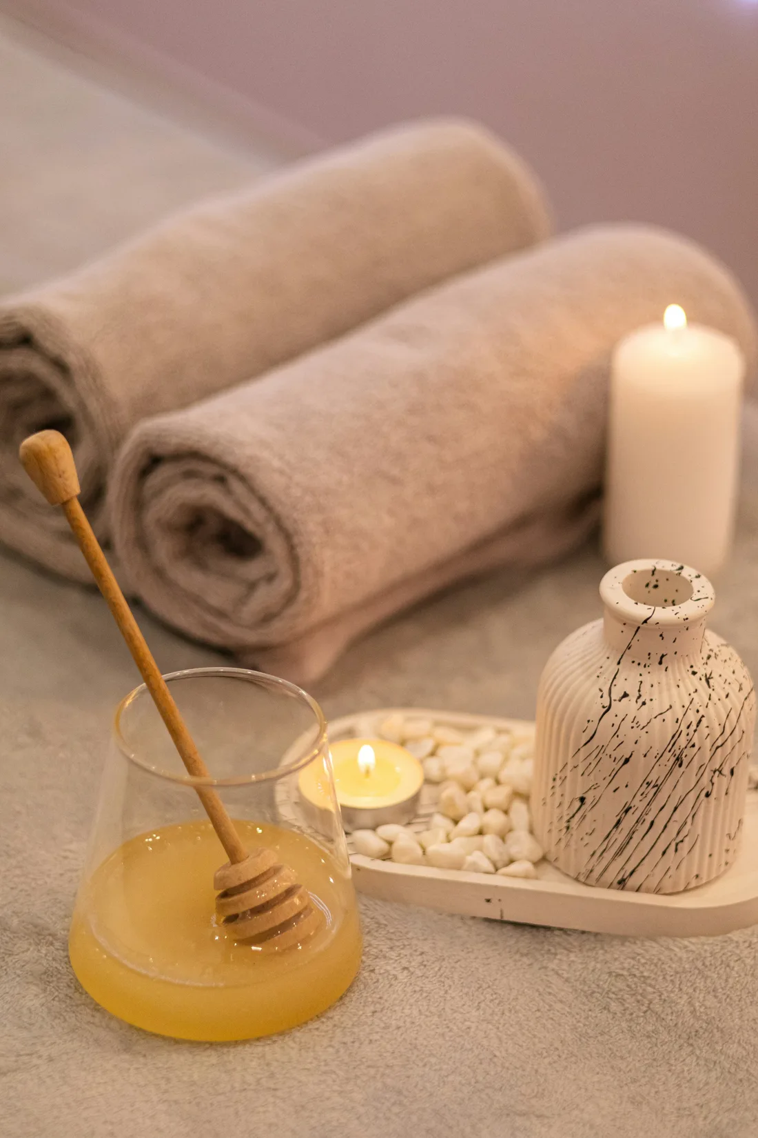 Žena v pokoji počas wellness pobytu